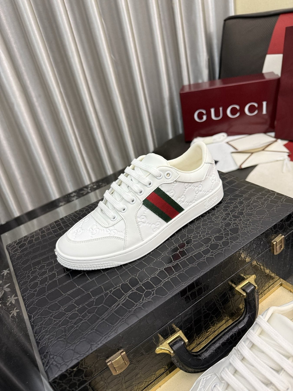 Gucci Green and Red Stripe Low-Top Sneakers